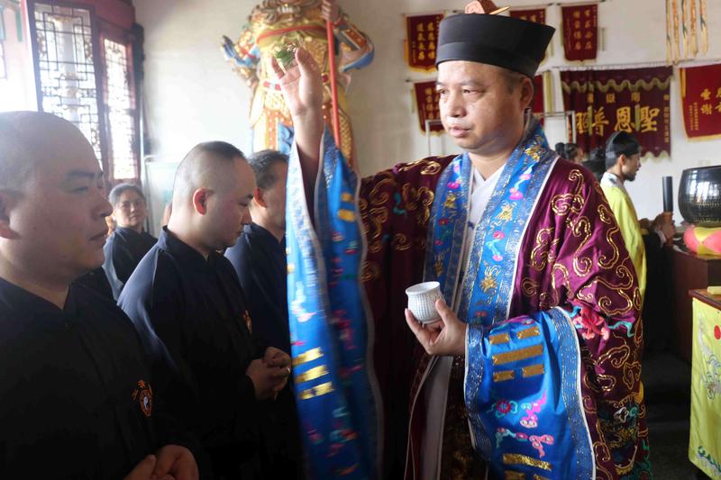 人能弘道,邵阳市玉清宫举行第十六期居士弟子皈依入道典礼