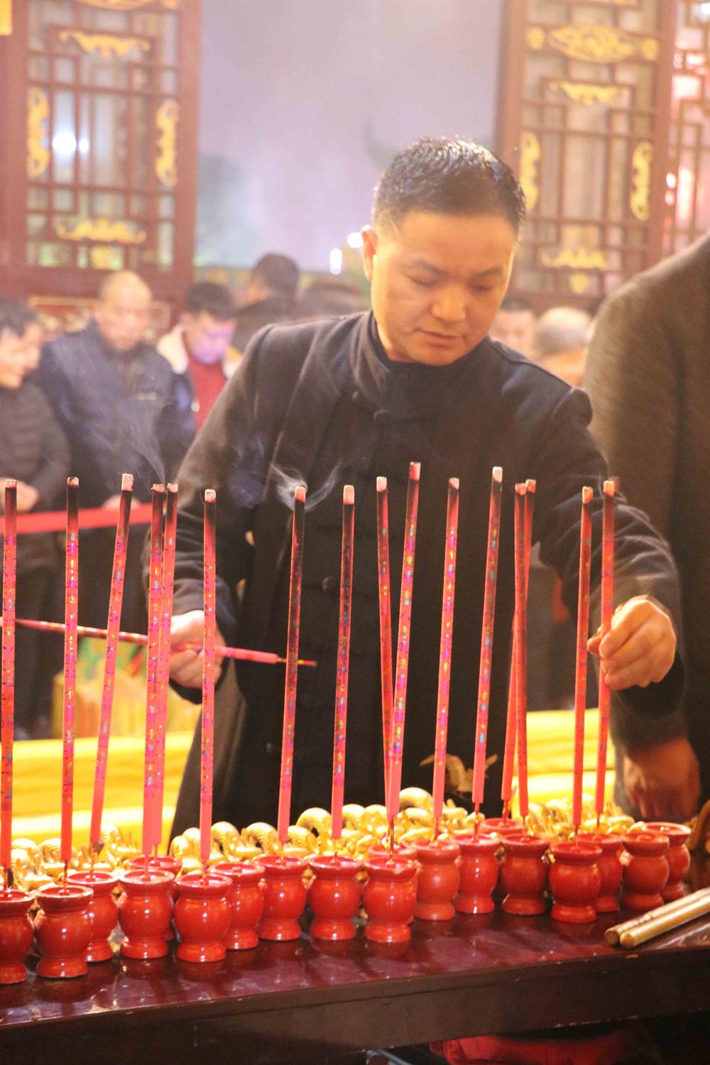 除夕夜邵陽市民爭赴道教聖地玉清宮新年祈福,人流如潮