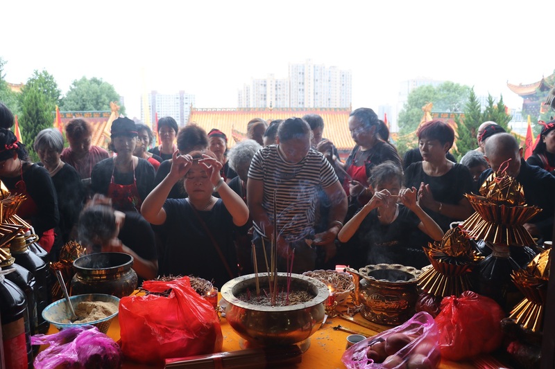 【图集】邵阳市玉清宫神像开光祈福法会虔诚朝拜的信众们!